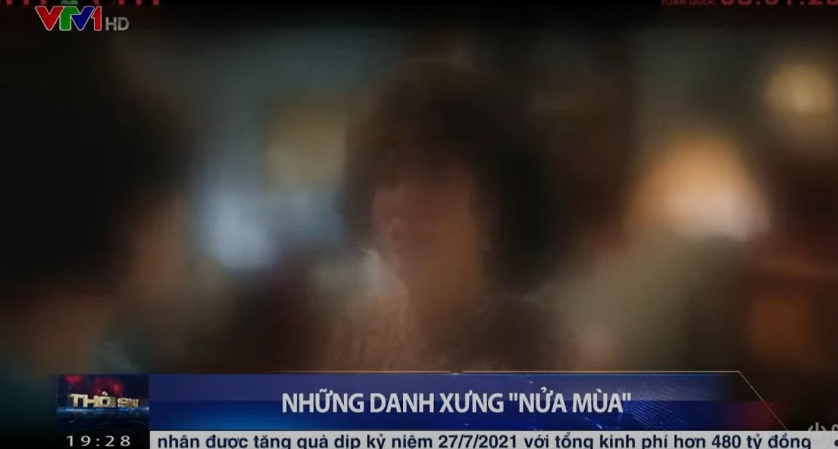 Dù hình ảnh đã được nhà đài làm mờ, netizen vẫn nhận ra đây là Ngọc Trinh trong một phân đoạn phim với diễn xuất hết sức cường điệu. Dù hình ảnh đã được nhà đài làm mờ, netizen vẫn nhận ra đây là Ngọc Trinh trong một phân đoạn phim với diễn xuất hết sức cường điệu.