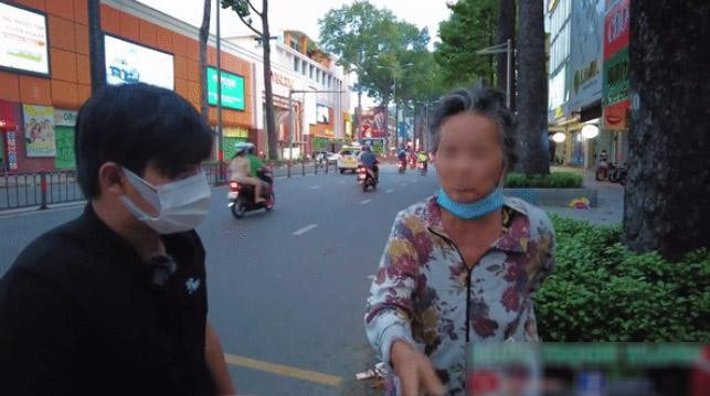 Cụ bà bức xúc vì bị từ chối phát quà hỗ trợ, máy quay chĩa thẳng mặt. Cụ bà bức xúc vì bị từ chối phát quà hỗ trợ, máy quay chĩa thẳng mặt.