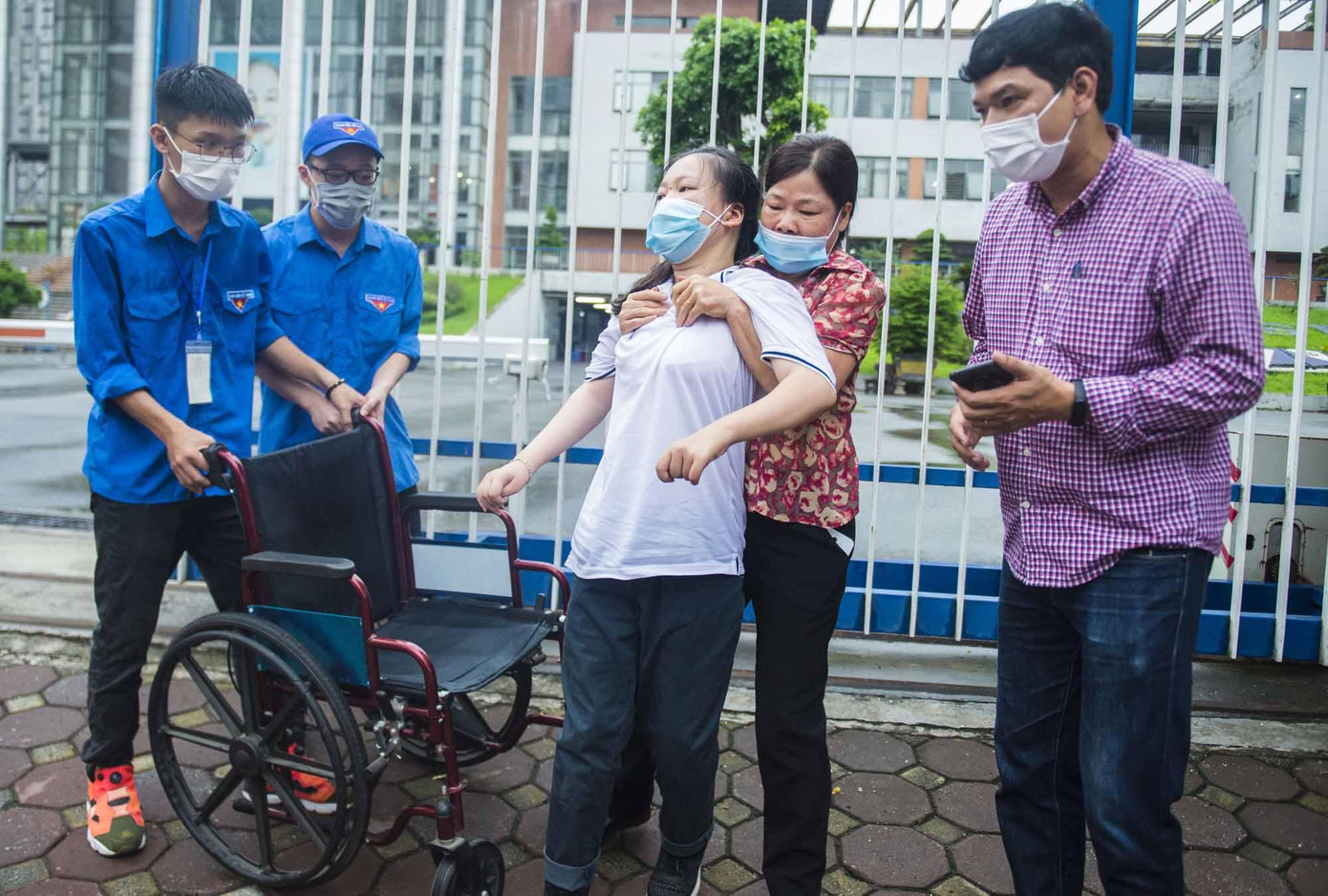 Nữ sinh khuyết tật được mẹ đưa đến điểm thi. (Nguồn ảnh: Soha)