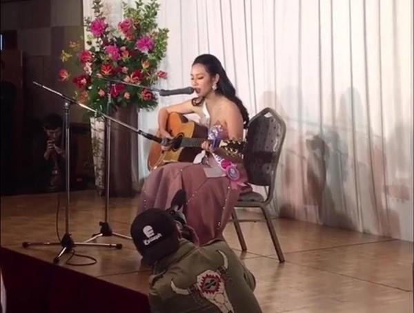 Với lợi thế ngôn ngữ, Thùy Tiên từng thể hiện ca khúc Tôi Thấy Hoa Vàng Trên Cỏ Xanh bằng cả tiếng Nhật khi tham gia Miss International.