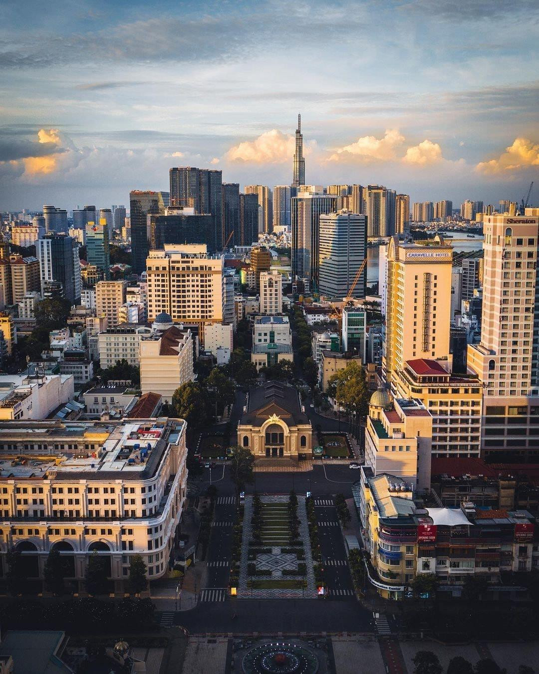 Nhà hát Thành phố cổ kính nằm giữa những tòa cao ốc hiện đại.