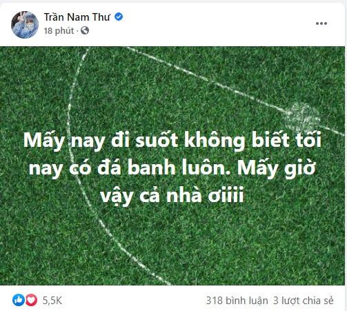 Dù bận rộn với các công tác thiện nguyện, Nam Thư vẫn dành thời gian cổ vũ các chàng trai của đội tuyển Việt Nam.