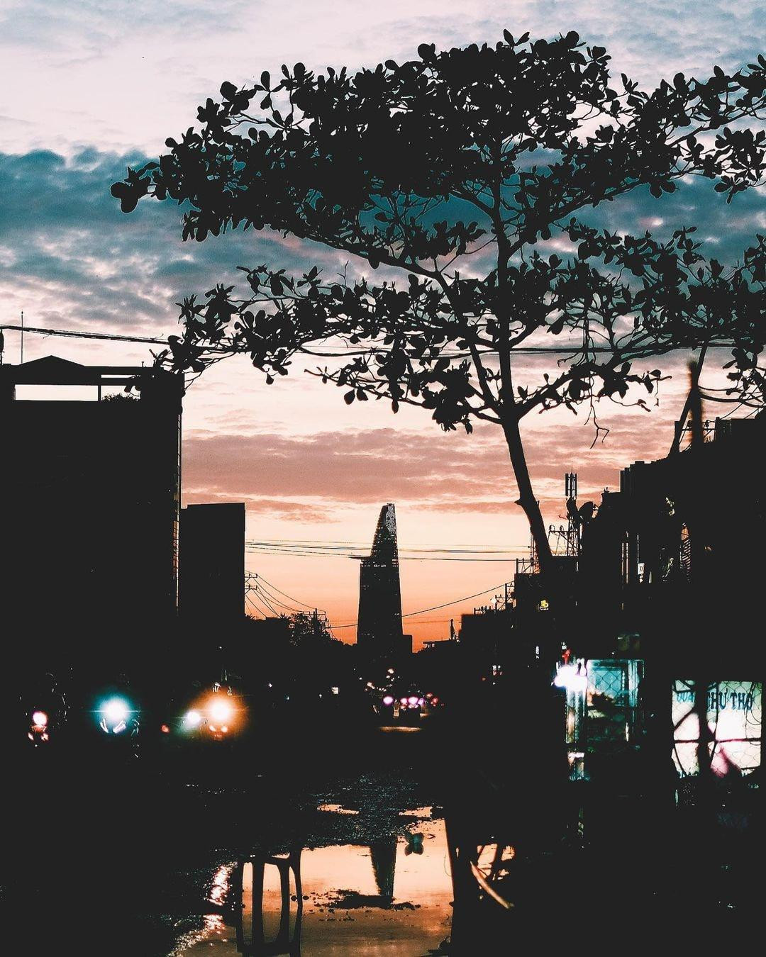 Phía xa là một tòa nhà nổi tiếng ở Sài Gòn.