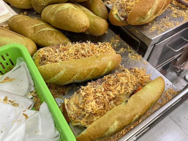 Mỗi ổ bánh mì phiên bản trà xanh vẫn có đầy ụ nhân gồm pa tê, chả mụa, chà bông, rau dưa... như bánh mì thông thường.