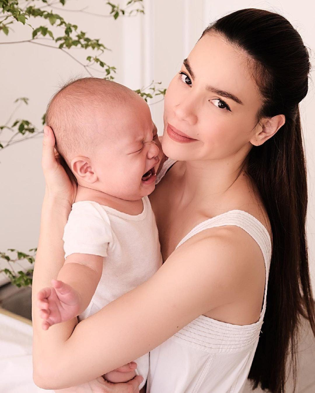 Hà Hồ nhiều khi "cạn lời" trước những biểu cảm của Leon.