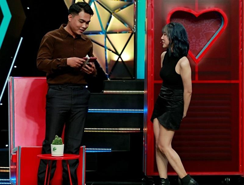 Cô thẳng thắn bày tỏ tiêu chí chọn bạn trai và cho rằng đối phương tặng thỏi son không đúng màu yêu thích của mình. Cô thẳng thắn bày tỏ tiêu chí chọn bạn trai và cho rằng đối phương tặng thỏi son không đúng màu yêu thích của mình.