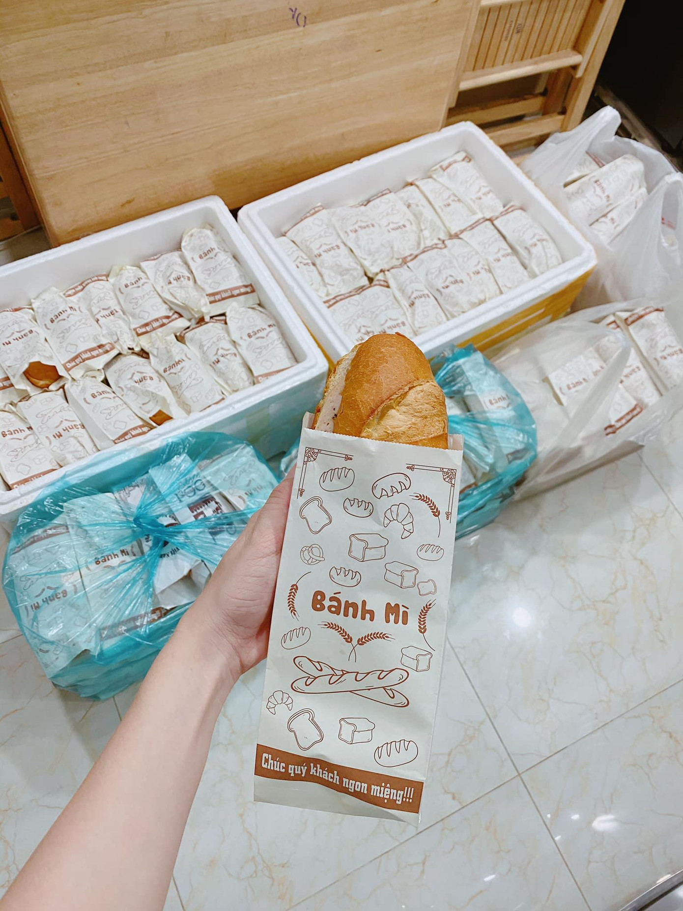 Nhóm của Trọng Khang phát 200 ổ bánh mì trong ngày đến những hoàn cảnh cơ nhỡ, khó khăn. (Ảnh: NVCC) Nhóm của Trọng Khang phát 200 ổ bánh mì trong ngày đến những hoàn cảnh cơ nhỡ, khó khăn. (Ảnh: NVCC)