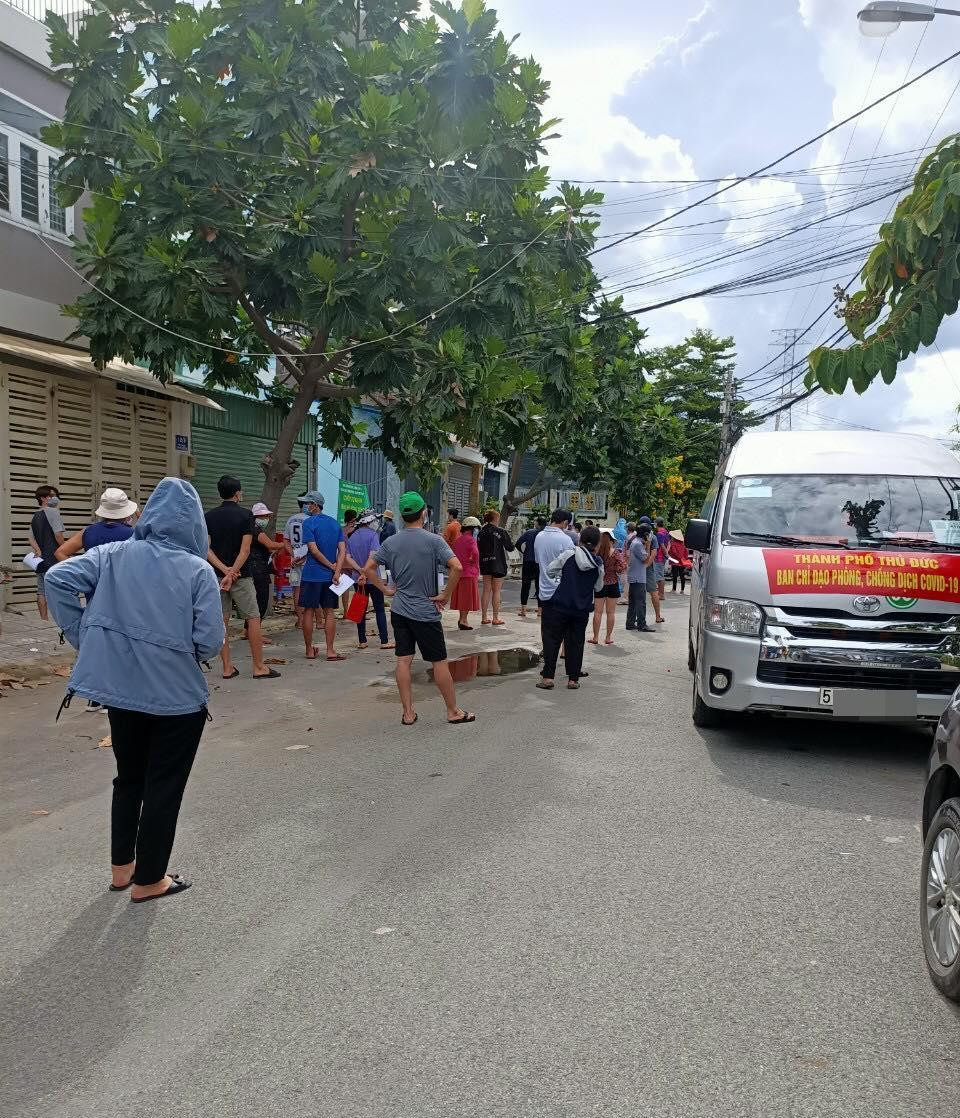 Người dân giữ khoảng cách khi đi tiêm vắc-xin COVID-19. Người dân giữ khoảng cách khi đi tiêm vắc-xin COVID-19.