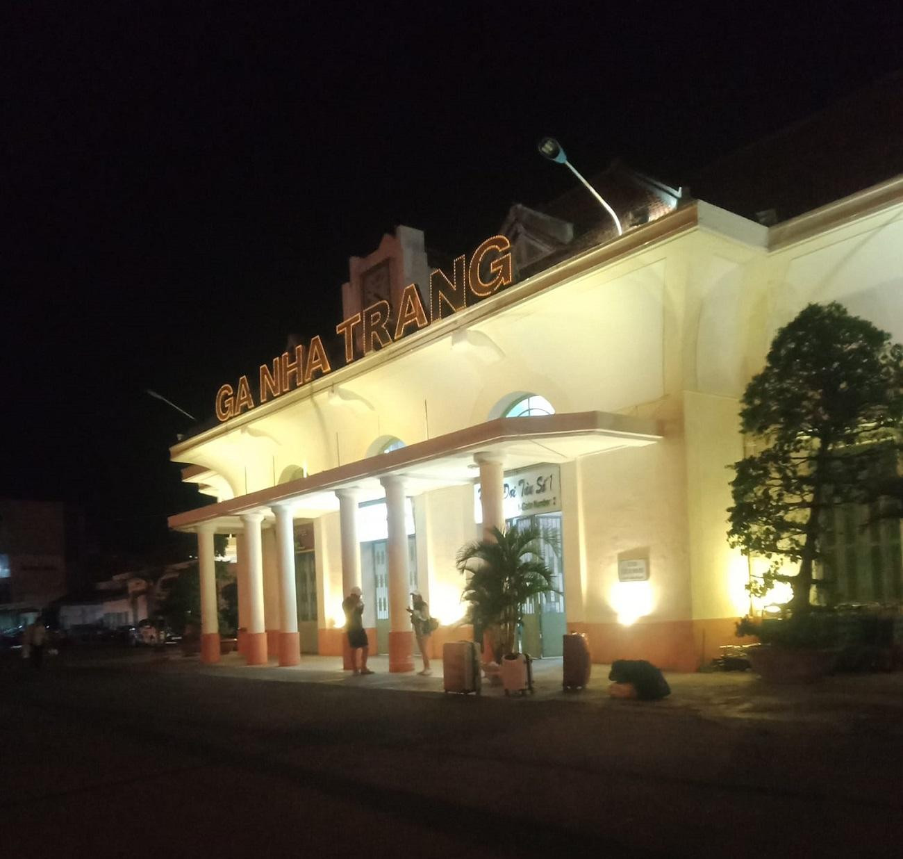 Nhà ga Nha Trang lung linh khi đêm về. (Ảnh: Duy Khánh) Nhà ga Nha Trang lung linh khi đêm về. (Ảnh: Duy Khánh)