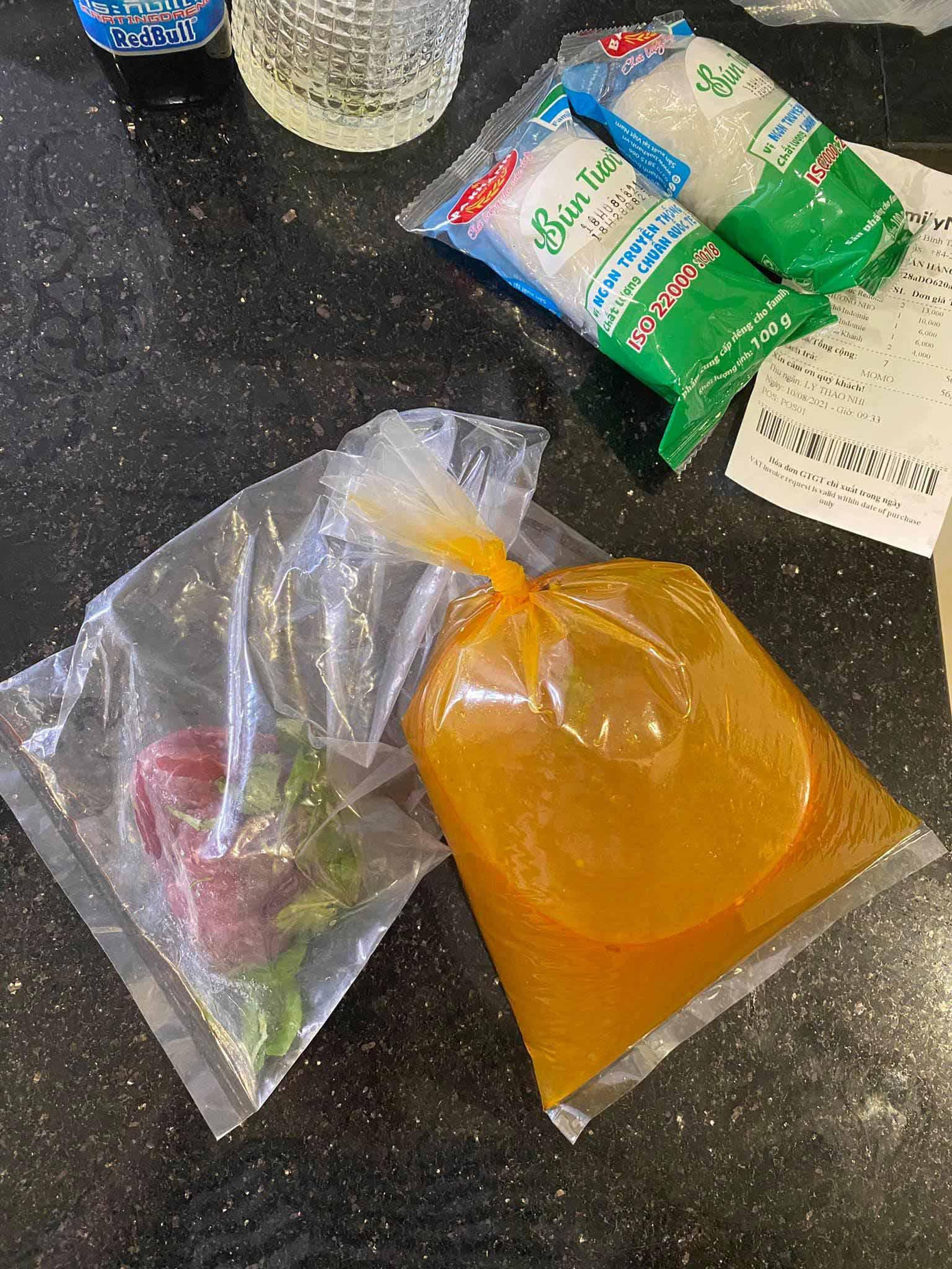 Tô bún bò mua online nhưng chủ quán chỉ ship nước và thịt. (Ảnh: Đoan Trang) Tô bún bò mua online nhưng chủ quán chỉ ship nước và thịt. (Ảnh: Đoan Trang)