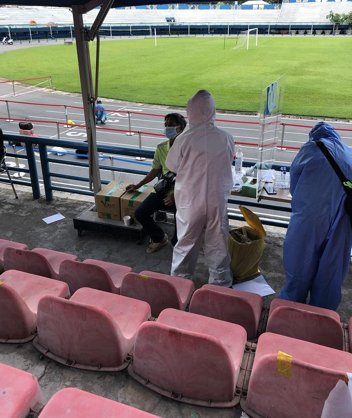 Vương Đức đưa bố đi xét nghiệm COVID-19.