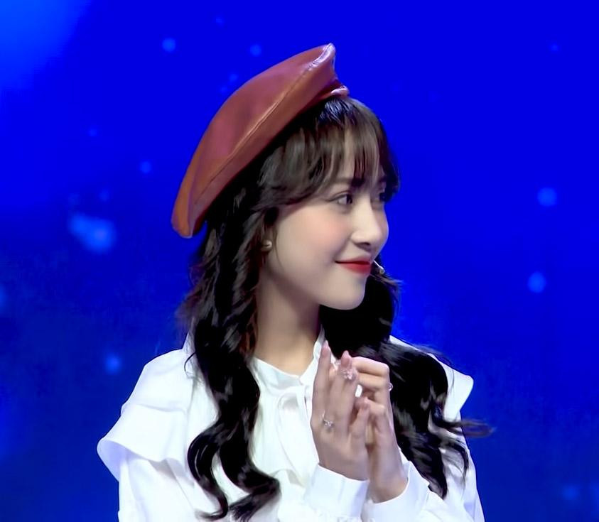 Nhiều ý kiến cho rằng cô nàng quá lãng mạn, là "tấm chiếu mới" trong tình yêu.