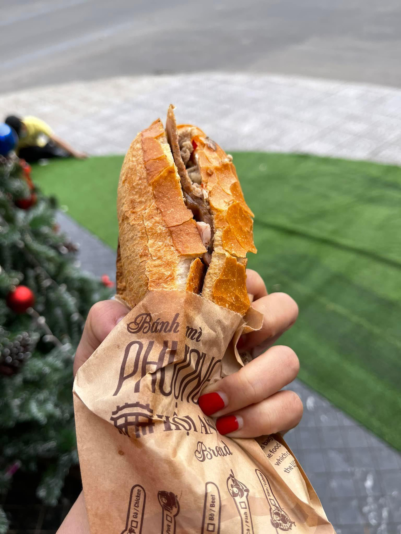 Vị khách bức xúc vì thái độ phục vụ của nhân viên tiệm bánh mì Phượng Hội An. (Ảnh: Facebook U.P.)