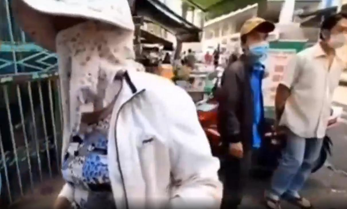 Người phụ nữ bị &quot;nhắc nhở&quot; vì nhận cơm từ thiện với bộ móng được sơn kỹ càng.