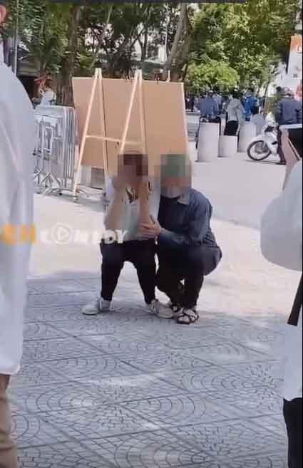 Nữ sinh bật khóc sau khi rời phòng thi, được bố vỗ về an ủi.