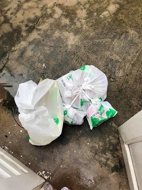 Khử khuẩn hàng hóa bằng cồn trước khi mang vào nhà. (Ảnh: Mai Lê)