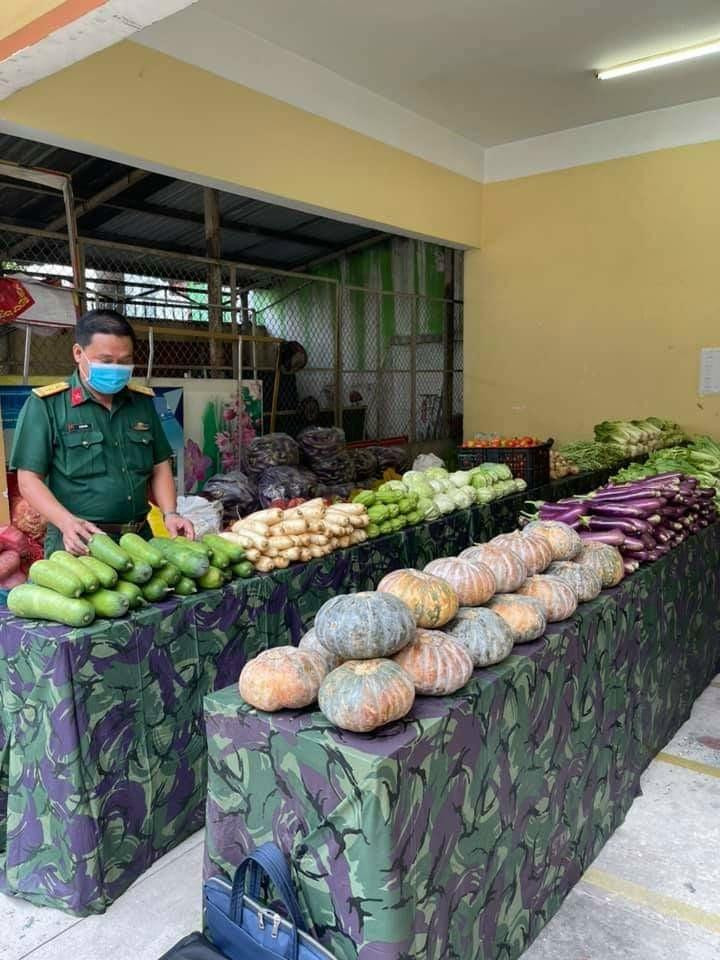 &quot;Gian hàng 0 đồng&quot; đầy ắp thực phẩm tươi ngon giữa lúc giãn cách xã hội. (Ảnh: Dung Nguyễn)