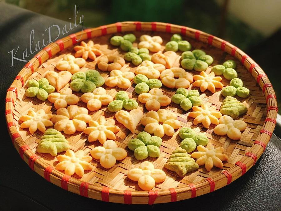 Team "yêu bếp" trổ tài làm bánh mì gửi tặng bạn bè, đồng nghiệp trong dịp Giáng sinh. (Ảnh: Ngọc Khánh)