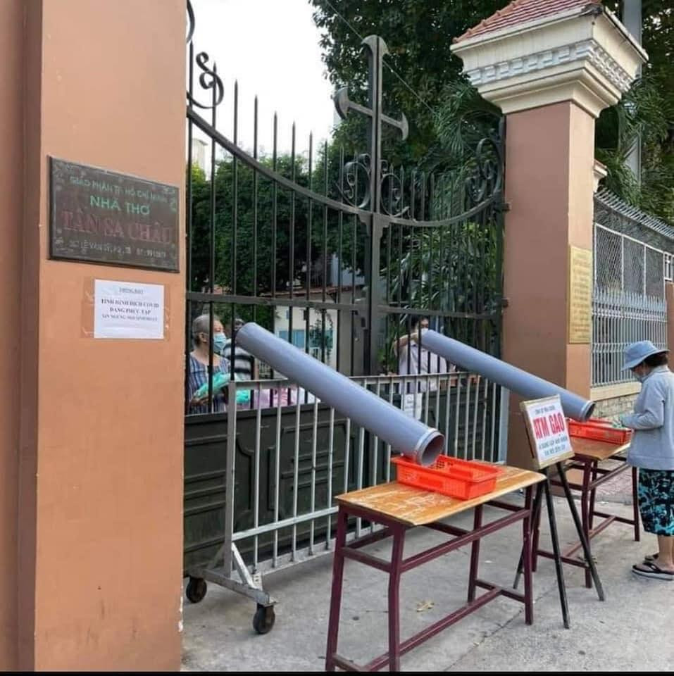 ATM "lướt ống" giúp hạn chế tiếp xúc gần trong thời điểm dịch bệnh căng thẳng. Ảnh: Page Yêu Sài Gòn ATM "lướt ống" giúp hạn chế tiếp xúc gần trong thời điểm dịch bệnh căng thẳng. Ảnh: Page Yêu Sài Gòn