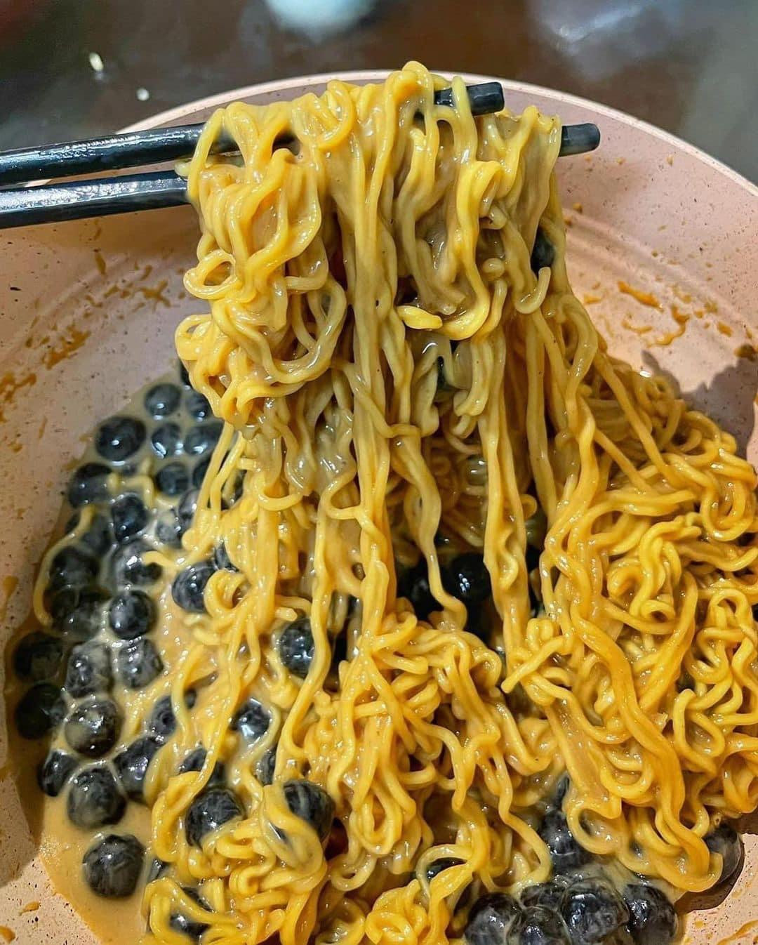 Mì gói trộn trân châu - món ăn đặc biệt dành cho "Gen Z dũng cảm". (Ảnh: Duy Long) Mì gói trộn trân châu - món ăn đặc biệt dành cho "Gen Z dũng cảm". (Ảnh: Duy Long)