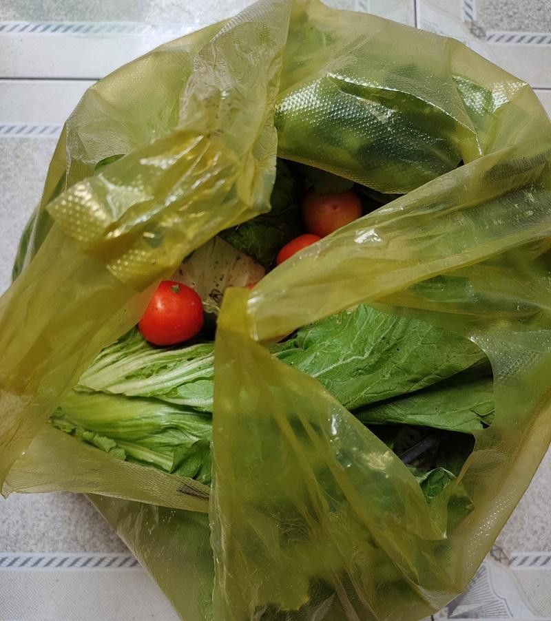 Nhiều cư dân san sẻ cho nhau từng bó rau lúc giãn cách xã hội. Nhiều cư dân san sẻ cho nhau từng bó rau lúc giãn cách xã hội.