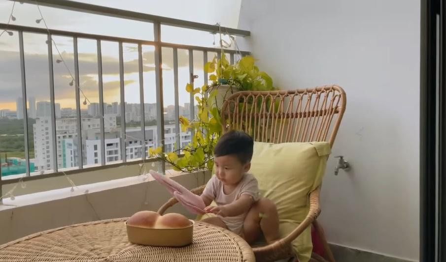 Clip bé Bo ngồi đợi mẹ Hòa để ăn bánh mì ở ban công khiến nữ ca sĩ bị nhiều netizen nhắc nhở vì chưa lắp lưới an toàn. Clip bé Bo ngồi đợi mẹ Hòa để ăn bánh mì ở ban công khiến nữ ca sĩ bị nhiều netizen nhắc nhở vì chưa lắp lưới an toàn.
