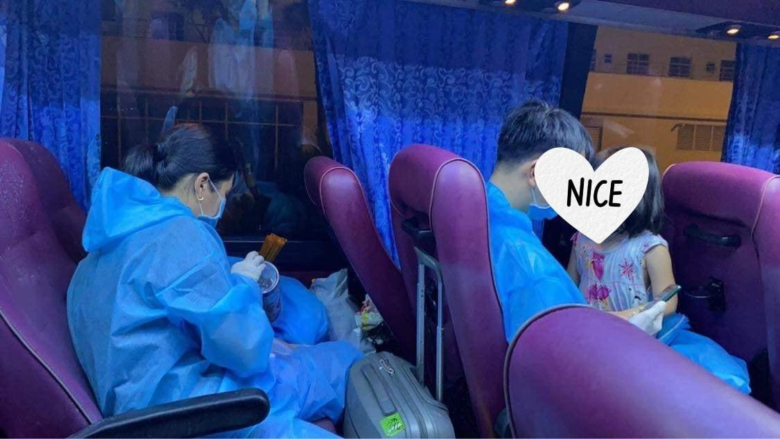 Cả nhà chị C. đi cách ly, điều trị sau khi có kết quả dương tính với SARS-CoV-2. Cả nhà chị C. đi cách ly, điều trị sau khi có kết quả dương tính với SARS-CoV-2.