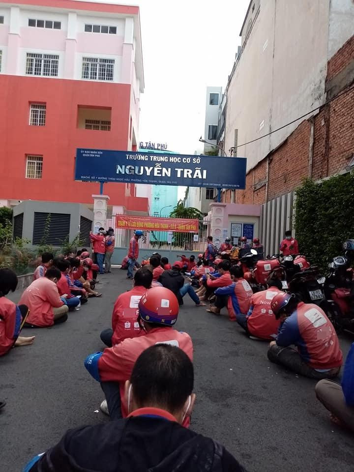 Shipper phải xếp hàng từ rất sớm, chờ để test nhanh và có kết quả âm tính mới được nhận đơn từ khách. (Ảnh: Hùng Lìu)