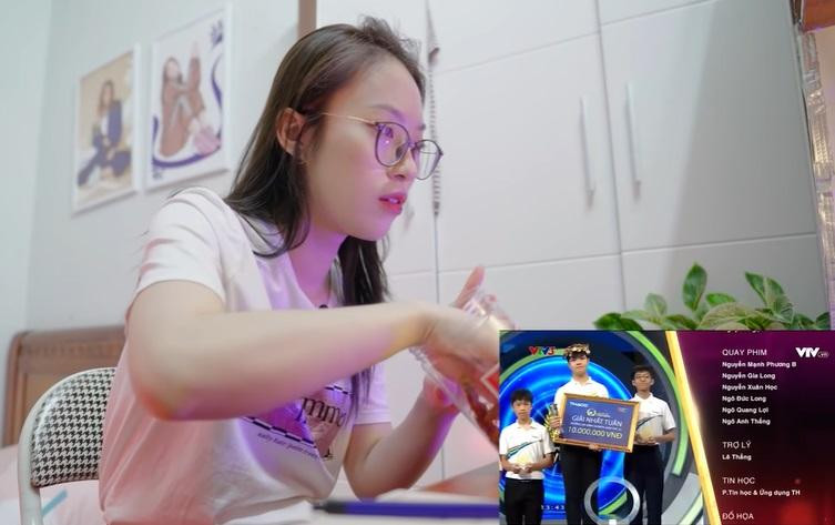 Khánh Vy xem đến 3 lần tập đầu tiên do mình dẫn và lắng nghe góp ý để cải thiện tốt hơn. Khánh Vy xem đến 3 lần tập đầu tiên do mình dẫn và lắng nghe góp ý để cải thiện tốt hơn.