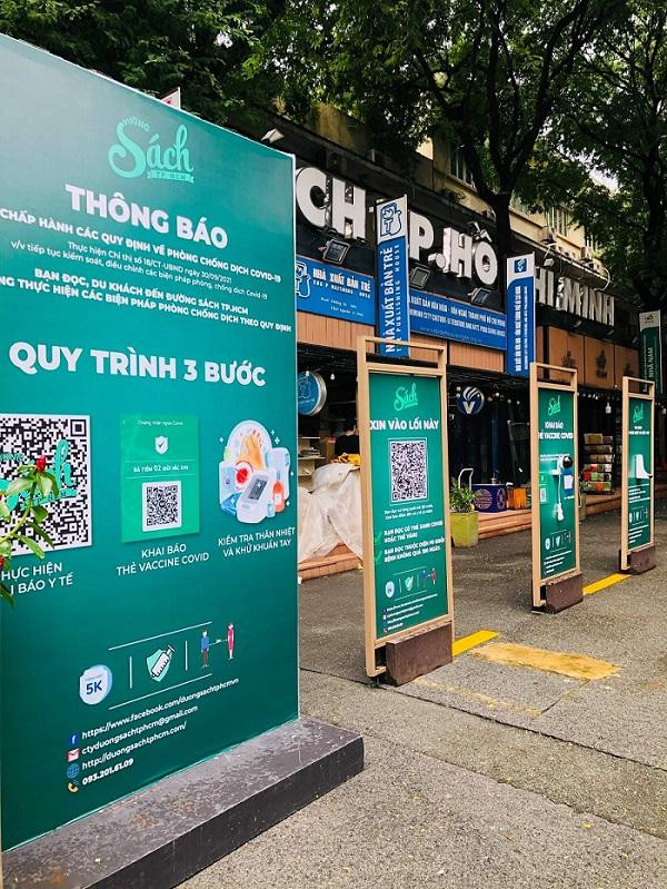 Các bảng tuyên truyền về phòng, chống dịch bệnh được đặt khắp lối đi. (Ảnh: NXB Trẻ)