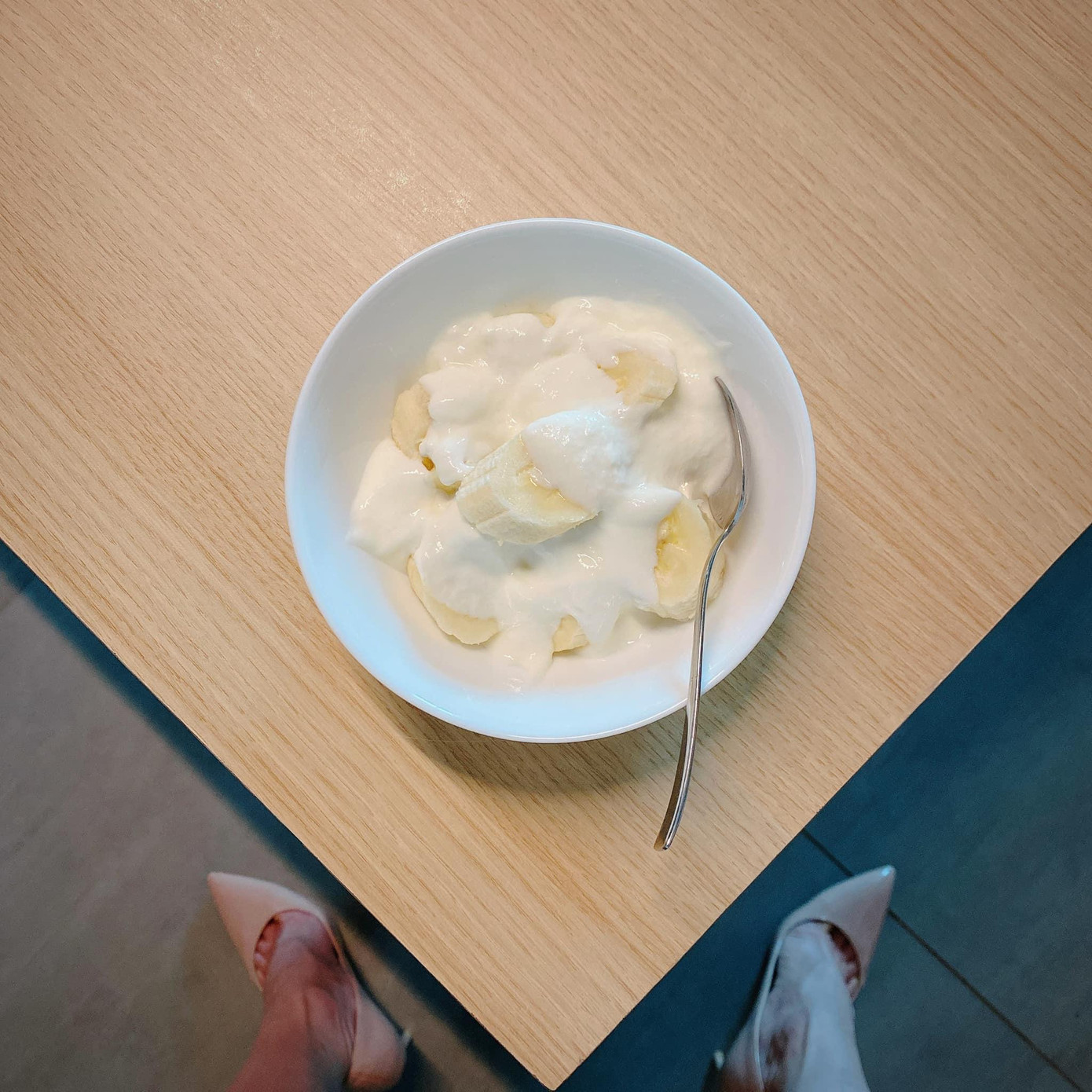 Quang Trung khoe ảnh ăn yaourt đẹp da nhưng nhiều fan lại tội cho đôi giày!