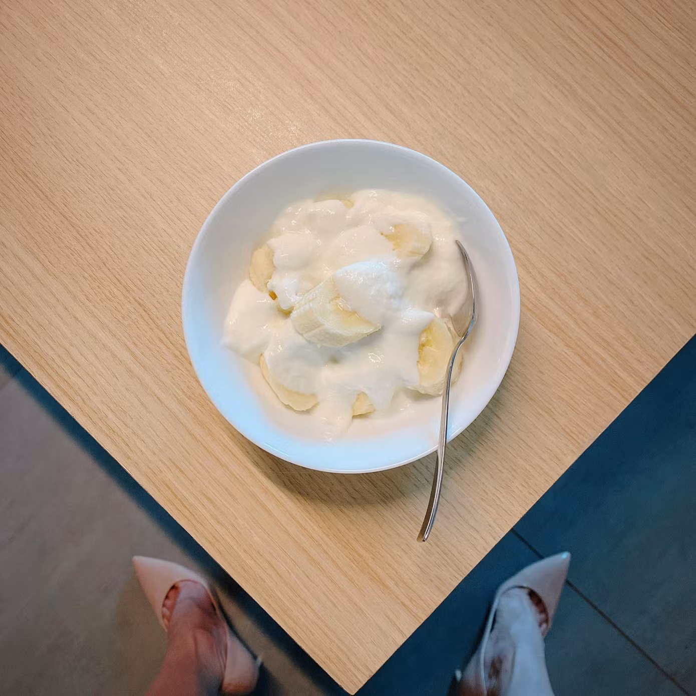 Quang Trung khoe ảnh ăn yaourt đẹp da nhưng nhiều fan lại tội cho đôi giày!