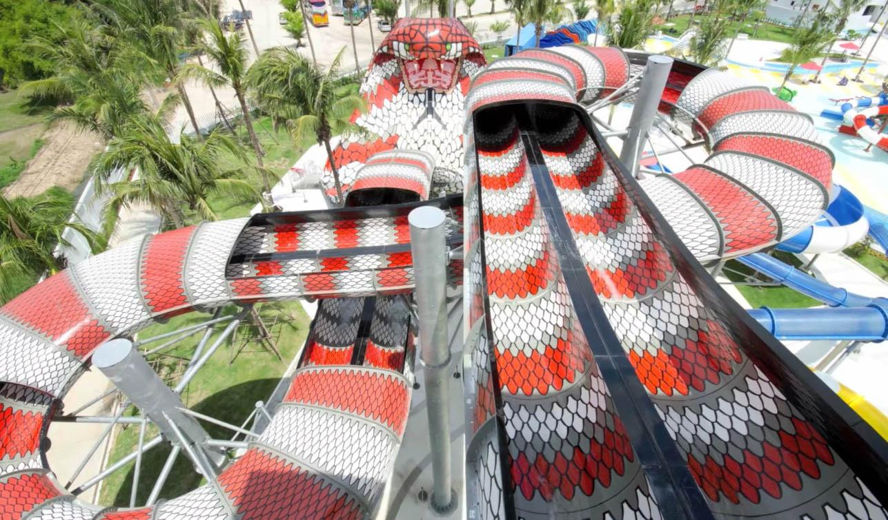 Công viên nước Santorini (Hua Hin, Thái Lan) có thiết kế rộng lớn, hiện đại và hệ thống máng trượt đẹp mắt. Ảnh: thailand-travelbase