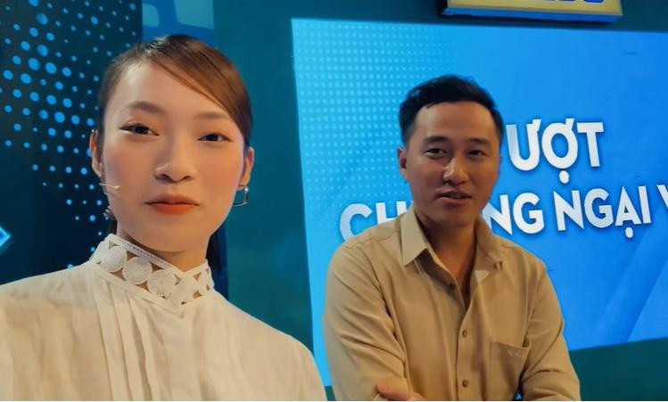 Khánh Vy cùng "bạn đồng hành" là MC Ngọc Huy. Khánh Vy cùng "bạn đồng hành" là MC Ngọc Huy.