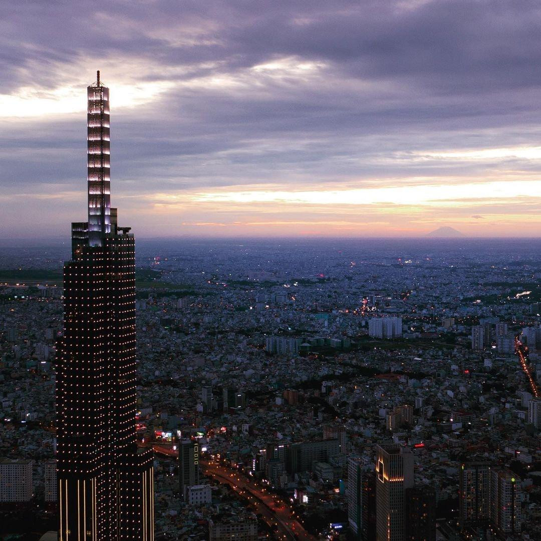 Ở phía xa là núi Bà Đen (Tây Ninh), cách Sài Gòn hơn 100km.