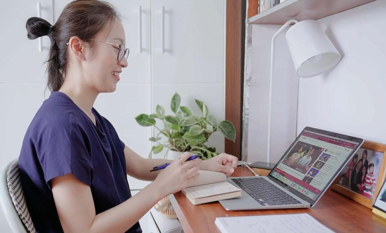 Khánh Vy dành thời gian nghiên cứu, học hỏi cách dẫn chương trình từ những đàn anh đàn chị. Khánh Vy dành thời gian nghiên cứu, học hỏi cách dẫn chương trình từ những đàn anh đàn chị.