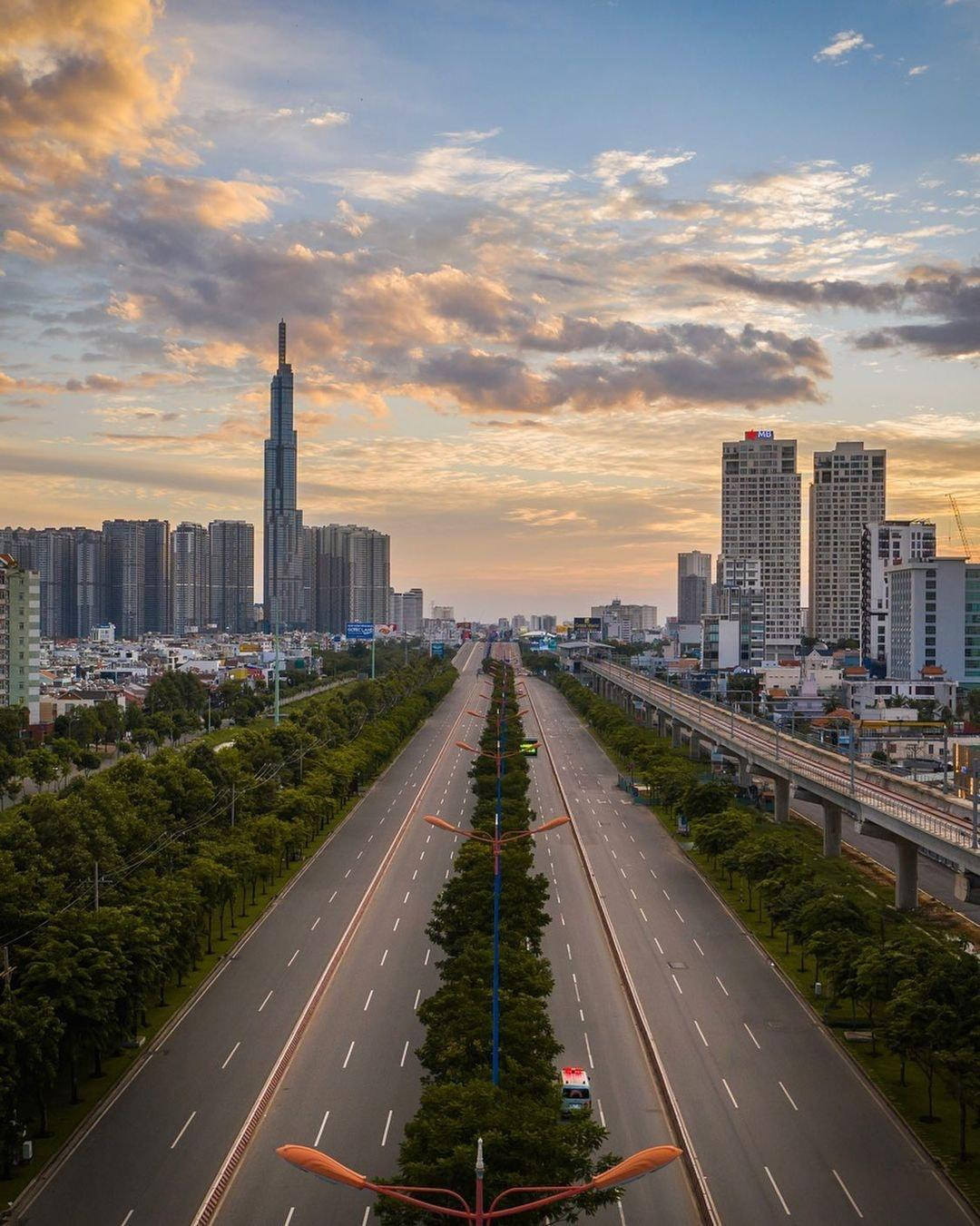 Ảnh chụp Xa lộ Hà Nội trong ngày đầu áp dụng quy định hạn chế ra đường sau 18 giờ.