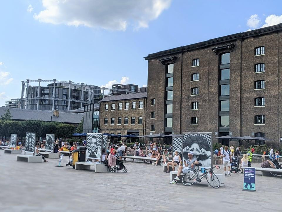 Đường phố London vào chiều 19/7, người dân đã bỏ khẩu trang dù số ca nhiễm vẫn ở mức cao. (Ảnh: Linh Nguyễn)