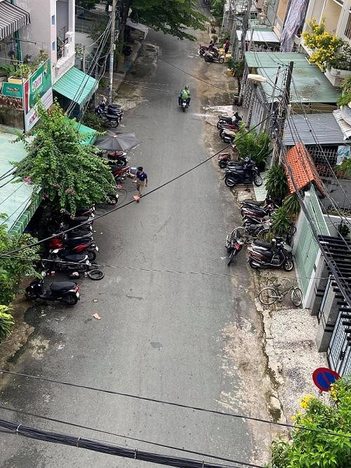 Tiệm sửa xe đông khách sau một tuần nới lỏng giãn cách, cô bạn đành phải đợi lúc vắng hơn. (Ảnh: Ngọc Huyền) Tiệm sửa xe đông khách sau một tuần nới lỏng giãn cách, cô bạn đành phải đợi lúc vắng hơn. (Ảnh: Ngọc Huyền)