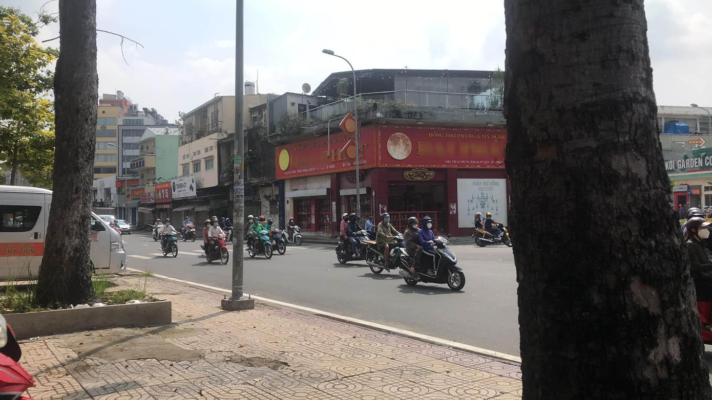 Một con đường ở Quận 5 trong ngày đầu thành phố nới lỏng giãn cách. (Ảnh: Mỹ Huê) Một con đường ở Quận 5 trong ngày đầu thành phố nới lỏng giãn cách. (Ảnh: Mỹ Huê)