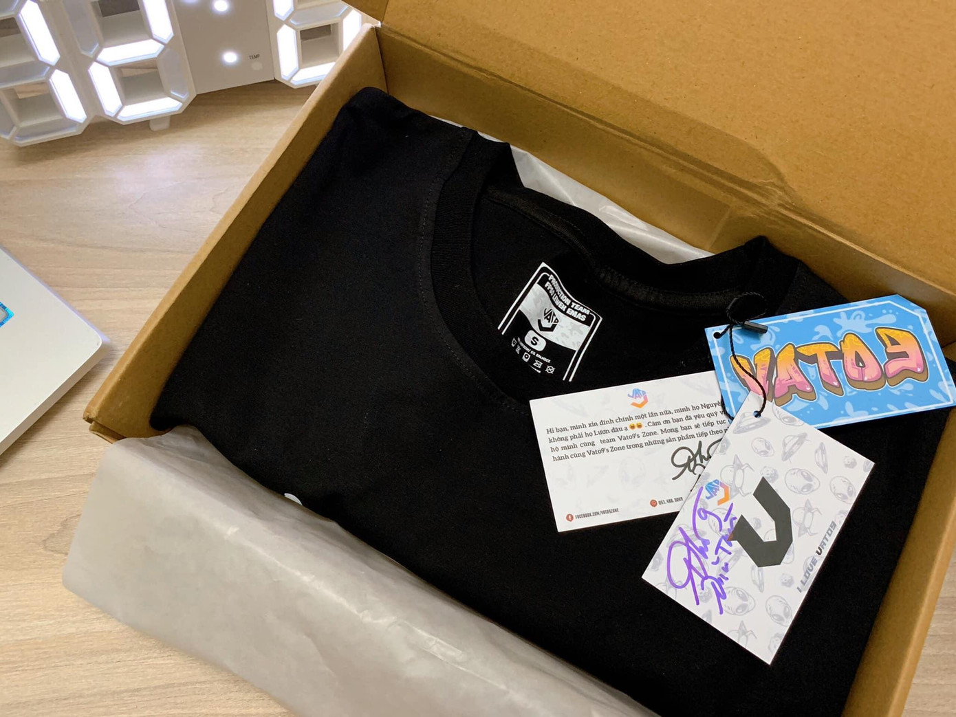 "Fan cứng" hào hứng khoe set đồ đã đặt từ Văn Toàn. (Ảnh: Bé An) "Fan cứng" hào hứng khoe set đồ đã đặt từ Văn Toàn. (Ảnh: Bé An)