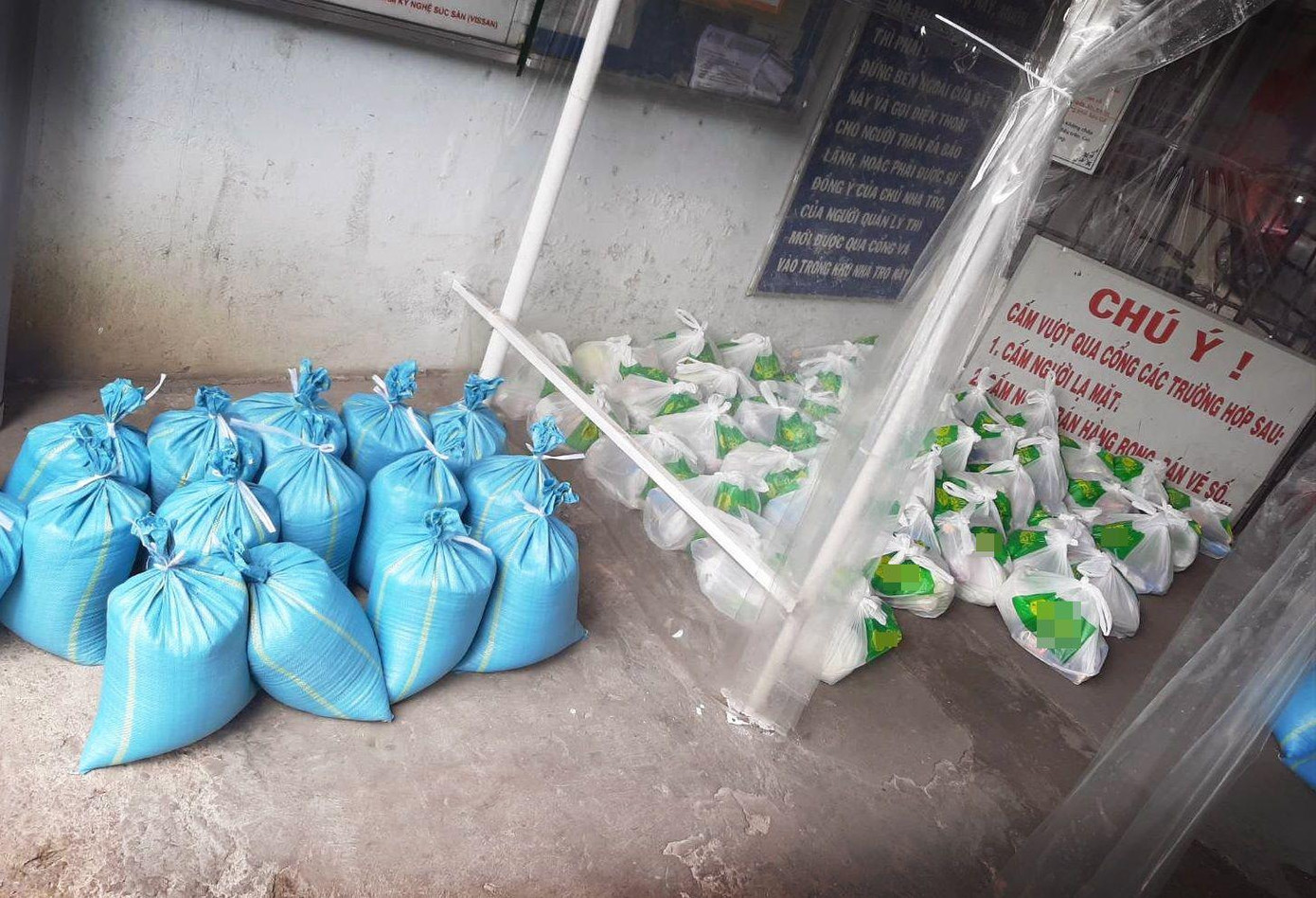 Những phần quà sẽ được nhóm thiện nguyện trao tận tay người gặp khó khăn giữa mùa dịch. Những phần quà sẽ được nhóm thiện nguyện trao tận tay người gặp khó khăn giữa mùa dịch.