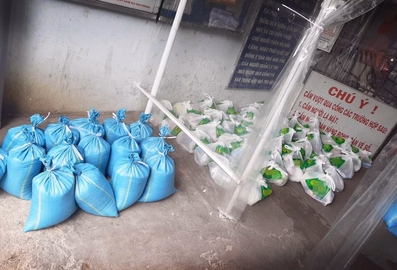 Những phần quà sẽ được nhóm thiện nguyện trao tận tay người gặp khó khăn giữa mùa dịch.