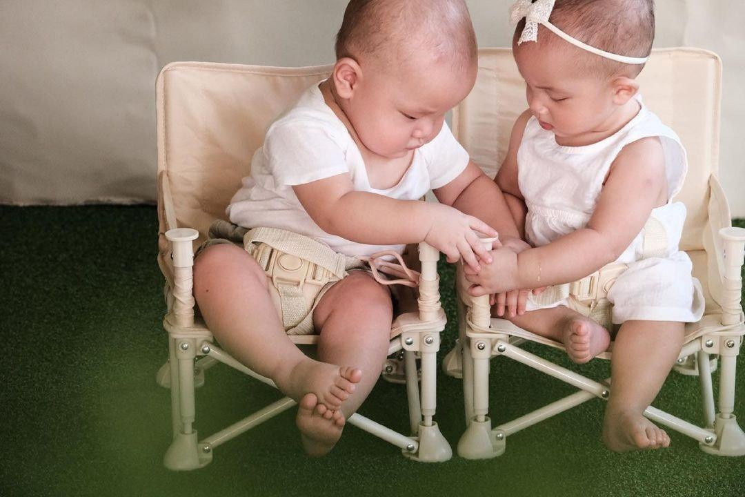 Lisa - Leon được mẹ diện đồ theo concept trắng, ngoan ngoãn đợi tới tiệc sinh nhật anh Hai.