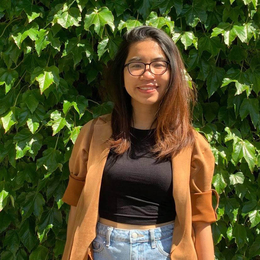 Chị Phương Khanh tham gia vào nhóm tình nguyện viên hỗ trợ người dân tiêm ngừa tại Anh trong thời gian bùng dịch.