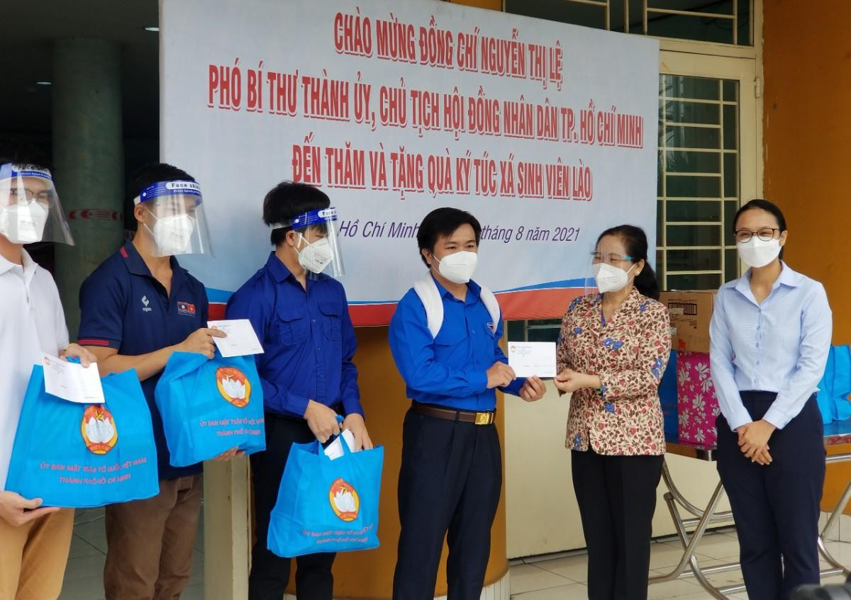 Thành đoàn TP.HCM đến thăm ký túc xá, trao quà hỗ trợ các sinh viên Lào đang học tập tại thành phố. (Ảnh: Thành đoàn TP.HCM)