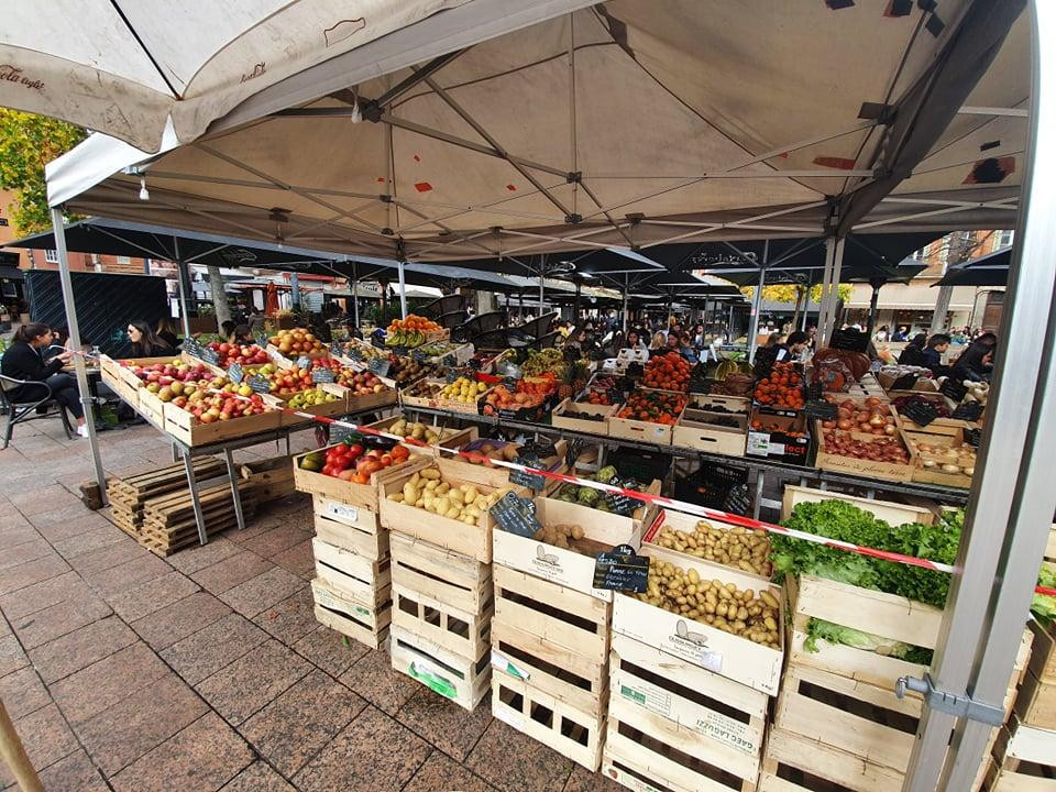 Một khu chợ tại Pháp. Giáp Võ cho biết không gặp nhiều khó khăn khi mua sắm lương thực trong mùa dịch. (Ảnh: Giáp Võ) Một khu chợ tại Pháp. Giáp Võ cho biết không gặp nhiều khó khăn khi mua sắm lương thực trong mùa dịch. (Ảnh: Giáp Võ)