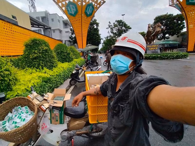 Anh Phạm Tùng Lâm chạy xe cà tàng, chở đầy quà để hỗ trợ người dân nghèo ở TP.HCM trong mùa dịch. (Ảnh: FBNV)
