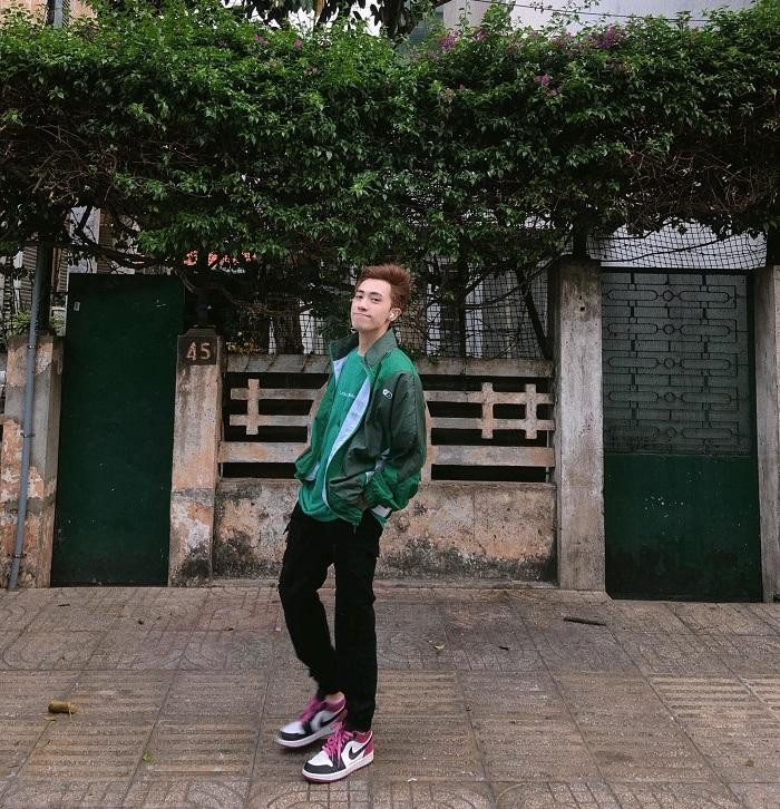 Anh Nhật Chung nhớ mãi khoảnh khắc bài viết đầu tiên xuất hiện trên báo Hoa. Anh Nhật Chung nhớ mãi khoảnh khắc bài viết đầu tiên xuất hiện trên báo Hoa.