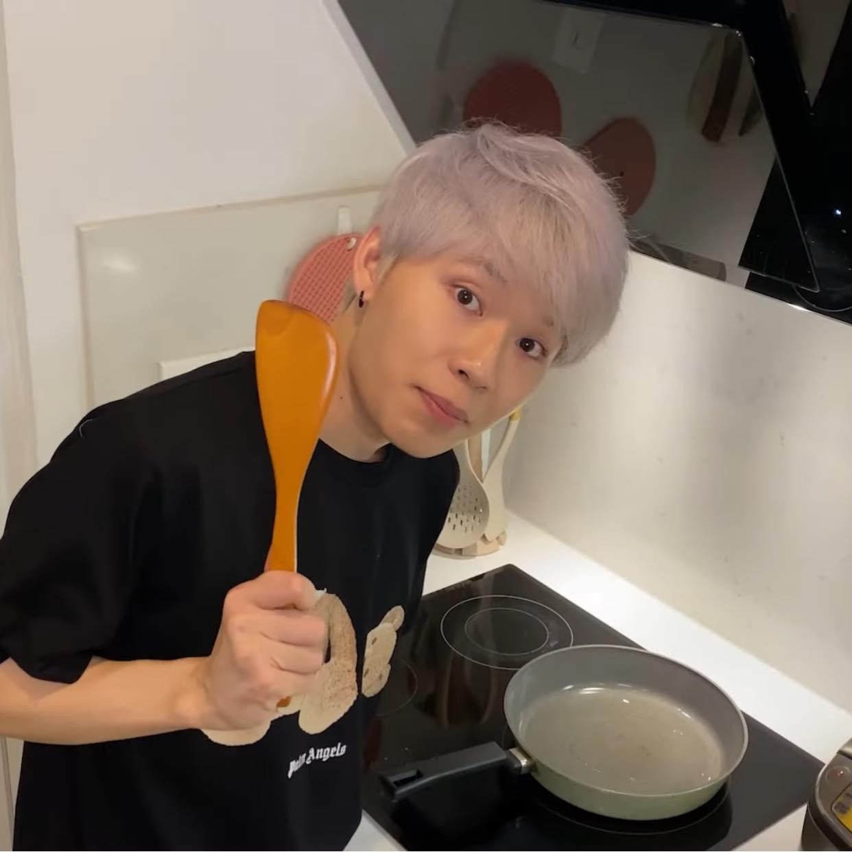 Quang Trung chăm chỉ vào bếp nấu ăn trong những ngày ở nhà.